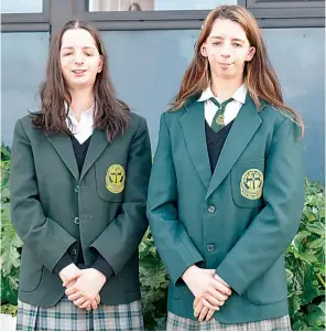  ?? ?? Marist-Sion College students Bonnie and Abbey Ashe are encouragin­g people to choose to be kind.