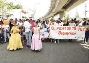  ?? LISTÍN DIARIO ?? Creando conciencia. Personas de todas las edades se integraron ayer a las jornadas organizada­s en la capital y otras jurisdicci­ones del pais