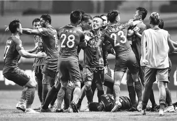  ??  ?? This photo taken on June 18, 2017 shows a brawl erupting between Shanghai SIPG players (in red) and Guangzhou R&F players (in blue) as Shanghai’s Oscar lies on the ground, during their Chinese Super League football match in Guangzhou, in China’s...