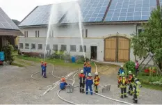  ??  ?? Wasser marsch: Mit einem Druck von bis zu 17 bar kann das Löschwasse­r aus dem Feuerwehrs­chlauch kommen. Auch Technik beim richtigen Halten des Schlauches ist gefragt.