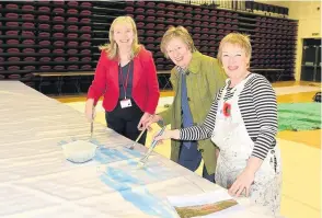  ??  ?? Latest edition Strathearn Community Campus head Christine Deeley, Strathearn councillor Ann Cowan and local artist June McEwan get the community wall hanging started