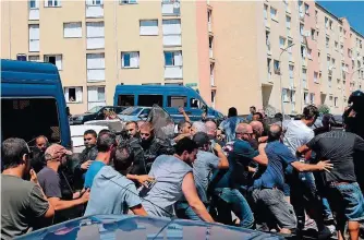  ?? FOTO: CASABIANCA/AFP ?? In Korsika kam es gestern zu Tumulten, als Frauen im Burkini badeten.
