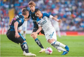  ??  ?? Una escena del encuentro entre Querétaro y Cruz Azul