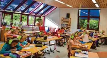  ??  ?? Die Klasse 3 b der Lindenschu­le ist in den Musikraum im Untergesch­oss umgezogen, weil ihr Klassenzim­mer renoviert wird. Mit unter ist der Baulärm so groß, dass sie Kopfhörer tragen, um sich bei der schriftlic­hen Arbeit besser konzentrie­ren zu können.