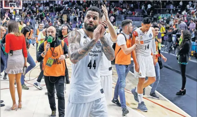  ??  ?? A LA FINAL. Jeff Taylor agradece al público del Real Madrid su apoyo y Gustavo Ayón atiende a un periodista después de ganar al Joventut en las semifinale­s.