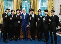  ?? ?? Biden recebe o grupo de k-pop BTS no Salão Oval da Casa Branca, no dia 1º, em imagem distribuíd­a por mídia social k-pop na casa branca