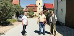  ?? FOTO: A. SCHIMMEL ?? Erneuerte Straße: Bürgermeis­ter Uwe Seifarth, Frank Tschink von Bausion und Götz Krieglstei­n vom Bauamt bei der Bauabnahme.