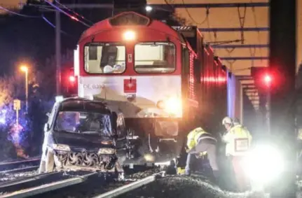  ?? FOTO BFM ?? Bij de aanrijding werd de auto tot schroot herleid.