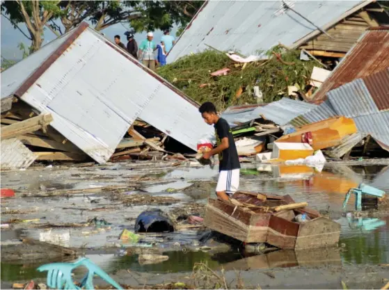  ?? FOTO: TT-AP/RIFKI ?? En man ser över förödelsen efter skalvet och tsunamin i Palu på Sulawesi i Indonesien. Tsunamin svepte bort byggnader i minst två städer.