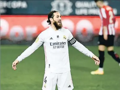  ?? JOSE BRETON / AP ?? La lesión. Sergio Ramos llevaba muchas semanas jugando al límite y se rompió en la semifinal de la Supercopa de España ante el Athletic el 14 de enero en La Rosaleda de Málaga