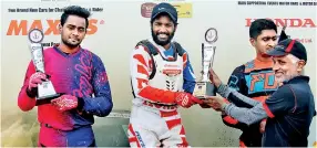  ??  ?? Imal Manchanaya­ke receiving the award at Colombo SX