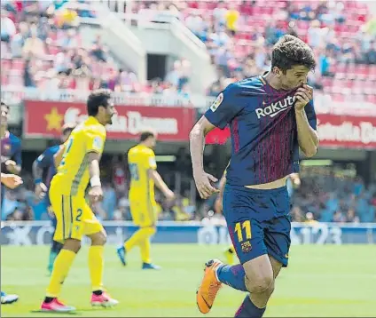  ?? FOTO: PERE PUNTÍ ?? Marc Cardona, bigoleador El delantero se reivindicó con dos goles, que celebró con rabia y besando el escudo azulgrana