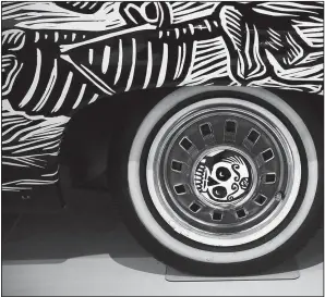  ?? AP/JAE C. HONG ?? Intricate artwork and careful attention to details characteri­ze the cars on display in “The High Art of Riding Low” at the Petersen Automotive Museum in Los Angeles. El Muertoride­r, a customized 1968 Chevrolet Impala by Artemio Rodriguez and John Jota...