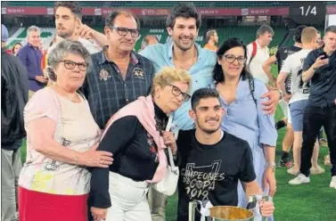  ??  ?? Gonçalo Guedes posa con su familia y la Copa del Rey que ganó el Valencia ante el Barcelona.