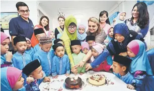  ??  ?? SELAMAT HARI JADI: Fatimah memotong kek hari jadi tajaan bersama kanak-kanak yang diraikan di Pusat Penjagaan Nur Murni di Batu Kawa semalam.