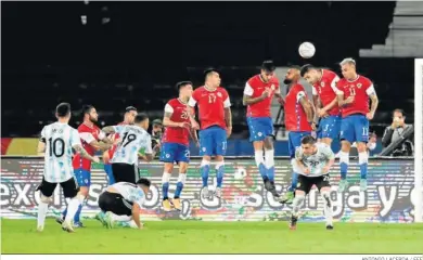  ?? ANTONIO LACERDA / EFE ?? Messi ejecuta de forma magistral el lanzamient­o de falta directa que adelantó a Argentina ante Chile en Río.