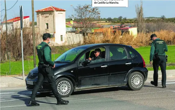  ?? LUIS DÍAZ ?? Ambiente en la localidad madrileña de Estremera, frontera con la comunidad de Castilla -La Mancha durante el cierre perimetral