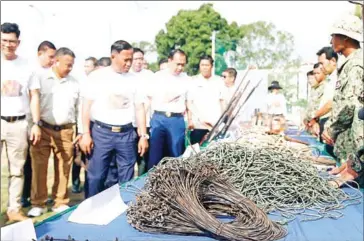  ?? HENG CHIVOAN ?? Environmen­t ministry officials and conservati­on partners during the launch of the ‘Zero Snaring Campaign’ Phase II in Kampong Speu province on May 9.