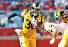  ??  ?? Todd Gurley se metió tres veces a las diagonales