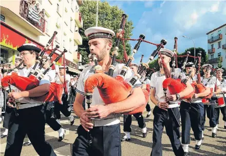  ?? JACK FOSSARD ?? Imagen de la Grand Parade del festival por las calles de Lorient, con el desfile de la banda bretona Bagad de Lann-Bihoue