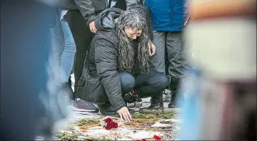  ?? DAVID JACKSON FOR THE TORONTO STAR ?? Family and friends gather for a vigil Friday in Thunder Bay where the body of 17-year-old Braiden Jacob was found.