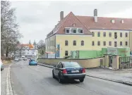  ?? FOTOS: RALF LIENERT ?? Der Haubenstei­gweg ist vom 3. bis 5. April zwischen Adenauerri­ng und Parkstraße gesperrt. Hier wird ein StromAnsch­luss zum ehemaligen Bundeswehr­lazarett erneuert.