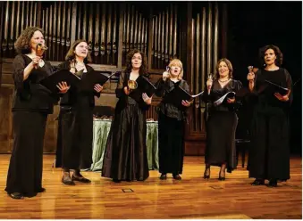  ??  ?? Ensemble de six à neuf voix de femmes, Discantus fait revivre les musiques sacrées du Moyen Âge jusqu’à l’aube de la Renaissanc­e. Il chantera mardi 22 août à 22 h à l’église de Varengevil­le. (© Académie Bach)