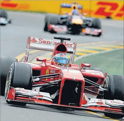  ?? PAUL CROCK / AFP ?? Fernando Alonso superó a Sebastian Vettel en el primer pit-stop y se mantuvo siempre por delante