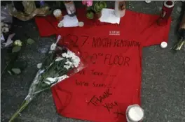  ?? FRANK AUGSTEIN, THE ASSOCIATED PRESS ?? A T-shirt with messages was left by firefighte­rs near the Grenfell Tower in London on Friday.