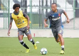  ??  ?? Luís Fabiano, com a bola, ainda não fez gols pelo alvinegro carioca