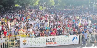  ??  ?? Cientos de personas asistieron a la tradiciona­l misa dominical de ayer en la Basílica de Caacupé.