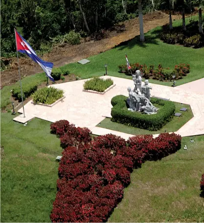  ??  ?? El Mausoleo Mártires de III Frente Mario Muñoz Monroy constituye un símbolo de la Sierra Maestra.