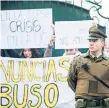  ??  ?? Enojo. Jóvenes se manifestar­on ayer frente a la Nunciatura en Santiago, en protesta por los casos de abusos sexuales.