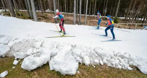  ?? Foto: Hendrik Schmidt, dpa ?? Ein weißes Band in brauner Landschaft: So sah es zuletzt bei der Biathlon-Weltmeiste­rschaft in Tschechien aus.