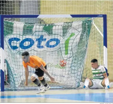  ?? FOTOS: JUAN AYALA ?? Álex Viana intenta, sin suerte, evitar uno de los goles de Ribera Navarra en Vista Alegre.