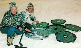  ?? PIC: BEAGLE 2 ?? Professor Mark Sims (left) with Colin Pillinger and a promotiona­l model of Beagle 2 on the artificial ski slope at Milton Keynes, where the Open University is based. Prof Sims is giving an online talk about the project for M Shed this Thursday (see panel).