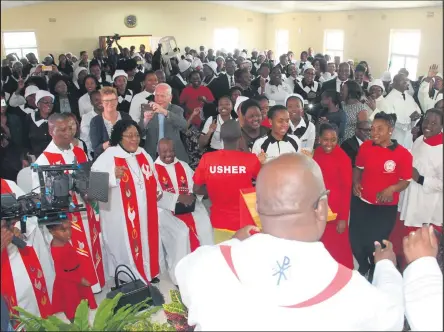  ?? ISITHOMBE: SITHUNYELW­E ?? BEZIBUYA eMseni Lutheran Church eNanda kuvulwa ngokomthet­ho indlu yaleli bandla.