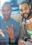  ??  ?? Abidal, con su primo Gerard en 2015