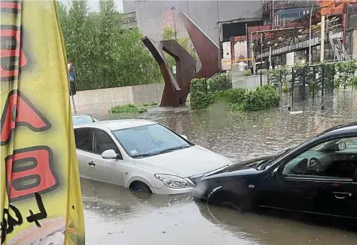  ?? Foto: privat ?? Das Wasser steigt so schnell an, dass die Bewohner ihre Autos nicht mehr retten können. Im Hintergrun­d der Arcelor-Standort.