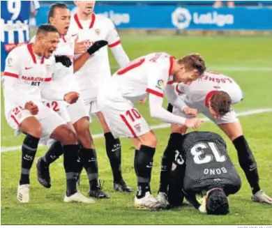  ?? DAVID AGUILAR / EFE ?? Bono abraza la pelota en el suelo mientras sus compañeros celebran su parada en el penalti.