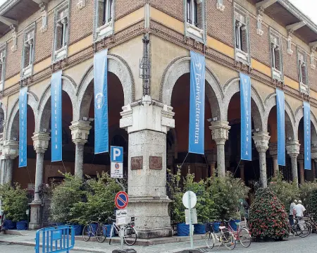  ??  ?? Galleria Nella foto grande il palazzo di Mantova dove si trova la segreteria del del Festival A destra una libreria cittadina
