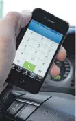  ?? FOTO: KARL-JOSEF HILDENBRAN­D/DPA ?? Das Handy beim Autofahren zu nutzen, kann zu Unfällen und teueren Geldstrafe­n führen.