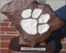  ?? / Kevin Myrick ?? Left: Tammie Cook of K9's of West Georgia joined Aragon’s finest — including four-legged officer Nero — for a celebratio­n after she brought a monument honoring K-9 officers in and out of service. Above: A monument was given to the Aragon Police...