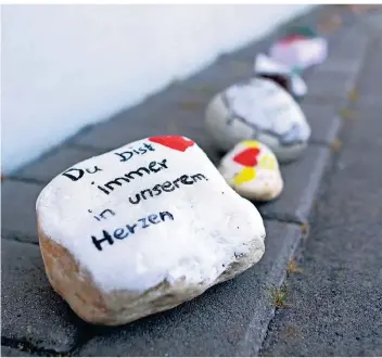  ?? FOTO:DPA ?? Bemalte Steine liegen vor der Kindertage­sstätte in Viersen als Erinnerung an das gestorbene dreijährig­e Mädchen. Ihr Fall offenbart Schwächen im Bildungssy­stem.