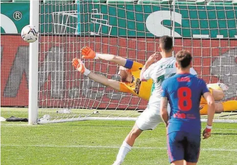  ?? EFE ?? Fidel lanza el penalti, que se estrelló en el palo de Oblak, en la recta final del partido en el Martínez Valero