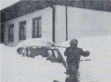  ?? ARCHIVFOTO: REINER ROITHER ?? Kurz vor dem Katastroph­enalarm stand der Landkreis Lindau im März 1988, als Schneemeng­en ein Chaos angerichte­t haben.