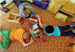  ?? SYMBOL-FOTO: PETER MICHAELIS ?? Kinder spielen in einem Kindergart­en. Die Erzieherin hat sich zu ihnen gesellt und kann begleitend Anregungen geben.