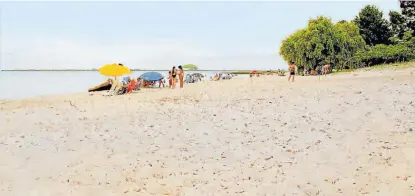  ??  ?? Playa. El complejo tiene 300 metros de costa de río, en la desembocad­ura del Uruguay en el Río de la Plata.