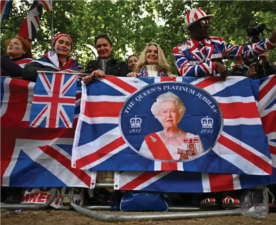  ?? FOTO: BEN STANSALL/LEHTIKUVA-AFP ?? Anhängare av kungahuset samlades på torsdagen för att bevittna militärpar­aden trooping of the colour.