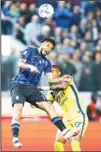  ?? ?? Atalanta’s Jose’ Dos Santos Ederson (left), fights for the ball with Verona’s Nuslin during the Serie A soccer match between Atalanta and Hellas Verona at Gewiss stadium, Bergamo, Italy. Fiorentina fought back to draw 1-1 with Genoa and Atalanta concedes draw at Verona. (AP)